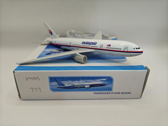 DModels 1/400 Boeing 777 Malaysia Air with Stand image
